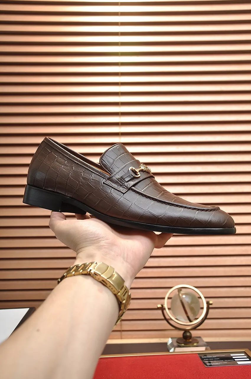Men's shoes💰500💶Italy's top luxury men's shoe giant (GUCCI) (Gucci) (full cowhide lining) new arrival🍃Original European style🔰 Pleasant to the eye😍In order to make the shoes more durable and non-deformable🌀The production continues to follow traditional methods but there is still no lack of innovation💪Choose original sheepskin for the leather♻️ Smooth and natural And extra bright ⭐Made of imported cowhide, the first choice of rich people 38-45 (45 customized)